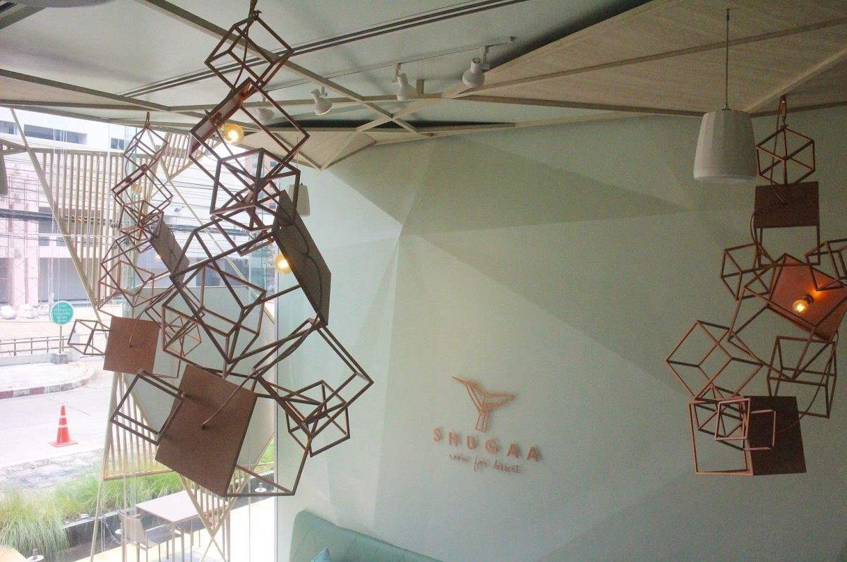 挑高店內懸掛的燈具,也有糖的結晶之意象。 挑高店內懸掛的燈具,也有糖的結晶之意象。