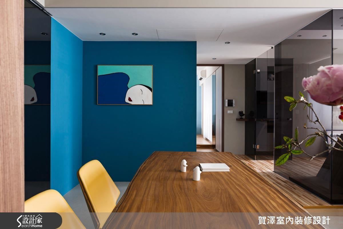 餐廳牆面以充滿活力的藍色作為跳色,營造休閒自在的氛圍。 餐廳牆面以充滿活力的藍色作為跳色,營造休閒自在的氛圍。