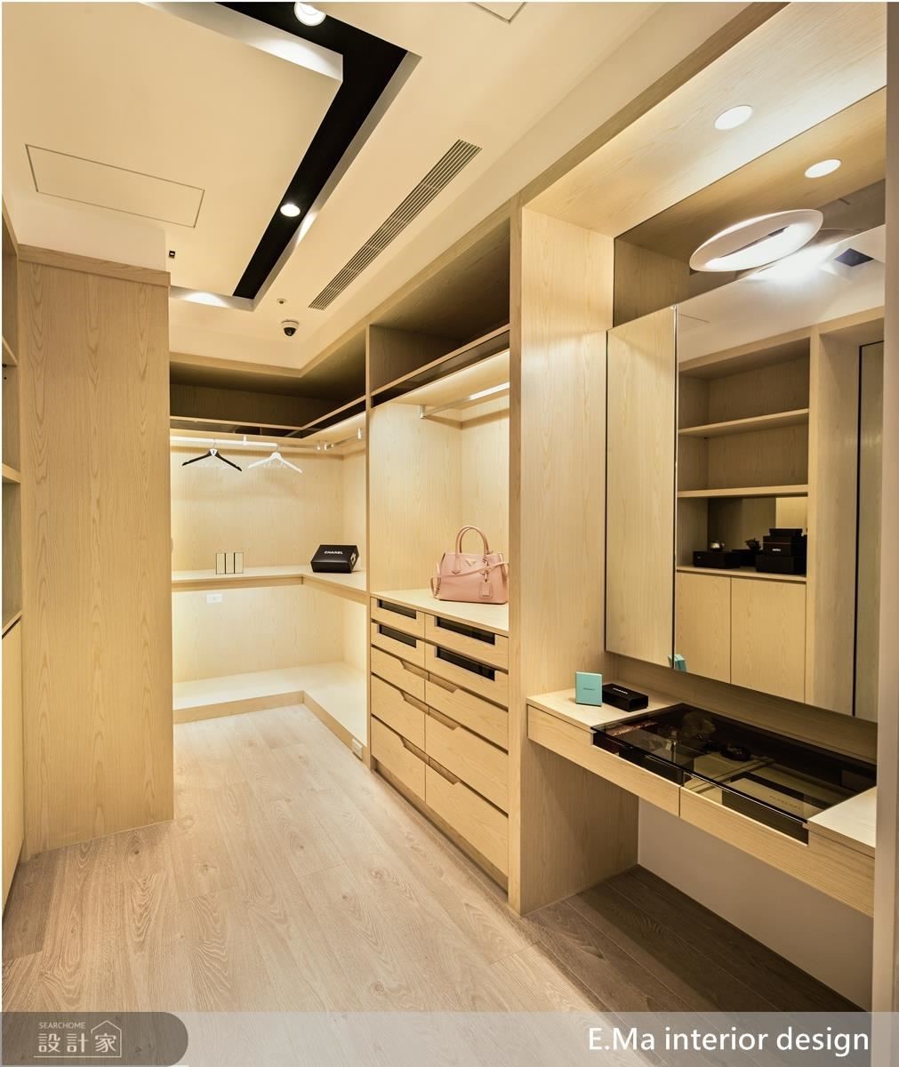 主臥室內依照屋主需求,增設兼具梳妝功能的更衣室,方便夫妻收納衣物、保養品、行李箱等物品。 主臥室內依照屋主需求,增設兼具梳妝功能的更衣室,方便夫妻收納衣物、保養品、行李箱等物品。