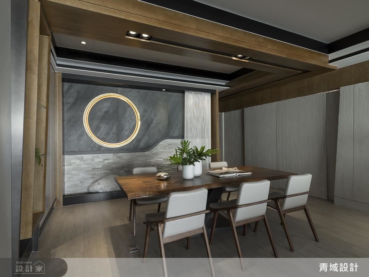 體貼屋主對美感的注重,餐廳捨棄備餐檯機能,改以著重於意象牆設計。以烤金圓框象徵日本精髓的太陽,使日式禪風意象與現代時尚質感同時呈現。 體貼屋主對美感的注重,餐廳捨棄備餐檯機能,改以著重於意象牆設計。以烤金圓框象徵日本精髓的太陽,使日式禪風意象與現代時尚質感同時呈現。