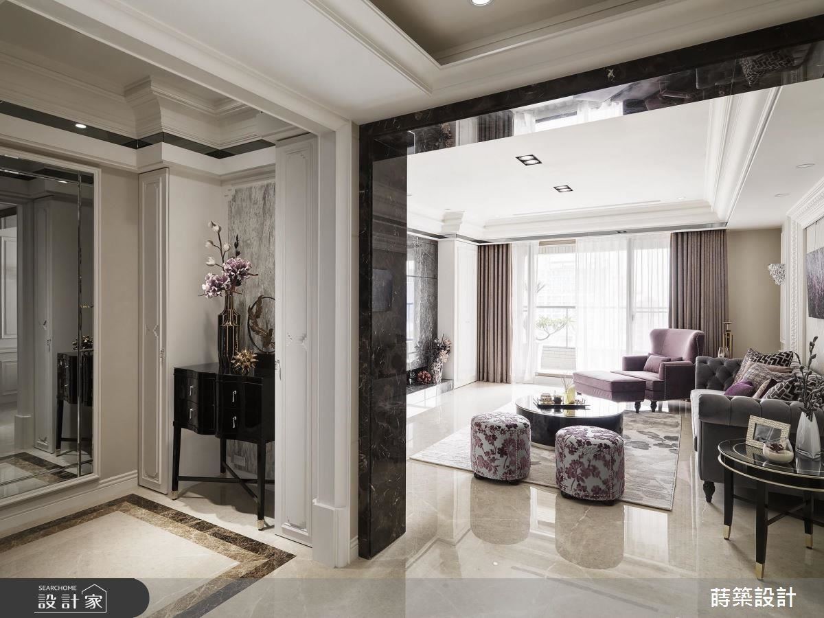玄關以景上水石材作為端景牆面,一旁以石材框邊界定場域,營造大器入門氣勢。 玄關以景上水石材作為端景牆面,一旁以石材框邊界定場域,營造大器入門氣勢。