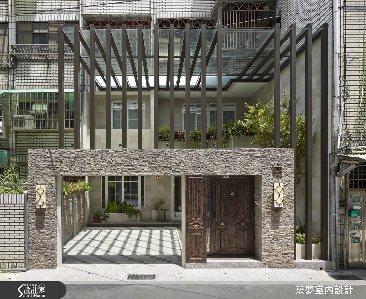 羅芳銘設計師藉由建物外觀至室內的全面性改造,從老舊公寓群中塑造出令人驚豔的豪宅地景。 羅芳銘設計師藉由建物外觀至室內的全面性改造,從老舊公寓群中塑造出令人驚豔的豪宅地景。