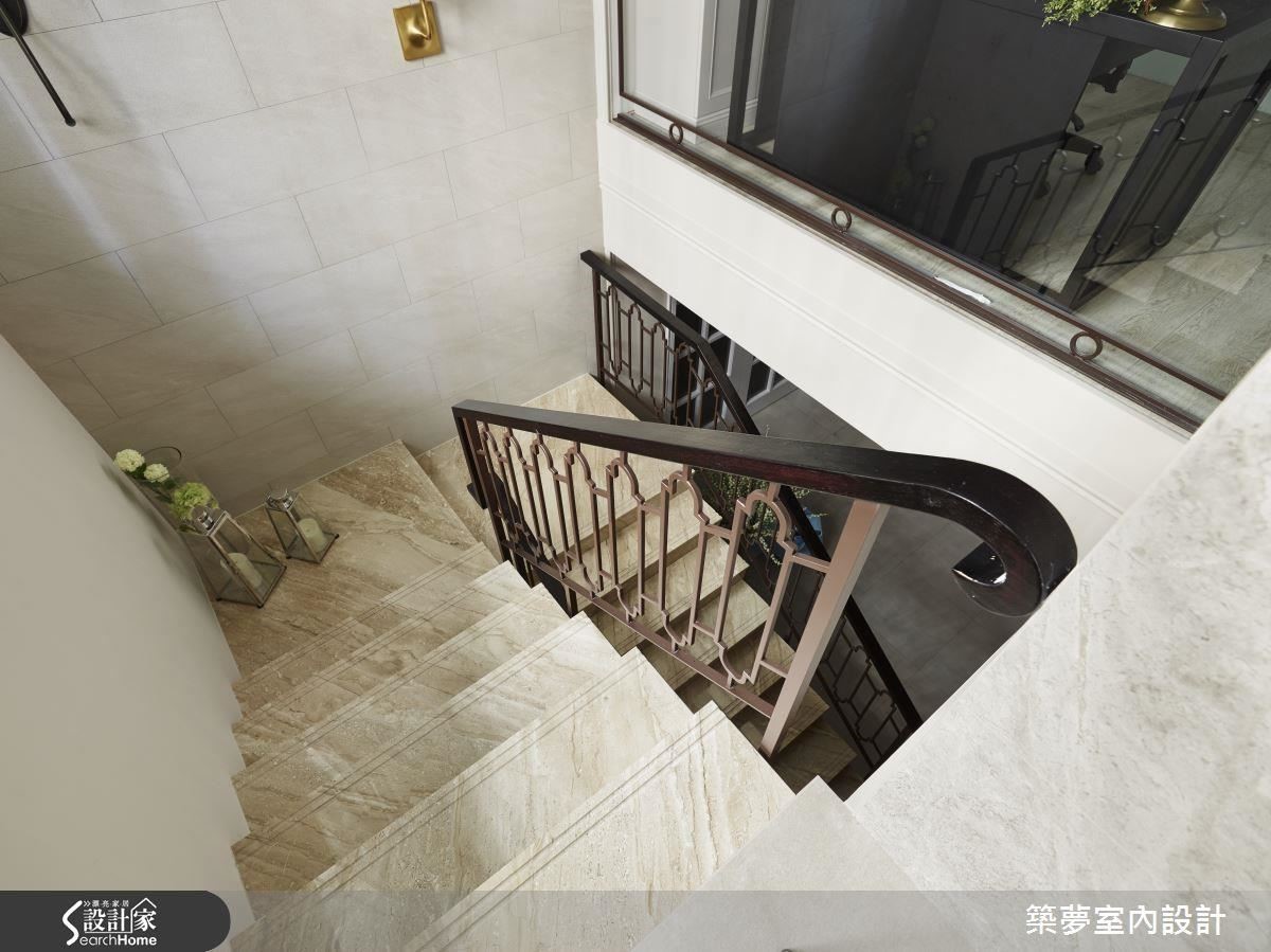 經過縝密計算的光線角度,陽光可從梯間向下漫延,即使是地下室也能有自然光進駐。 經過縝密計算的光線角度,陽光可從梯間向下漫延,即使是地下室也能有自然光進駐。