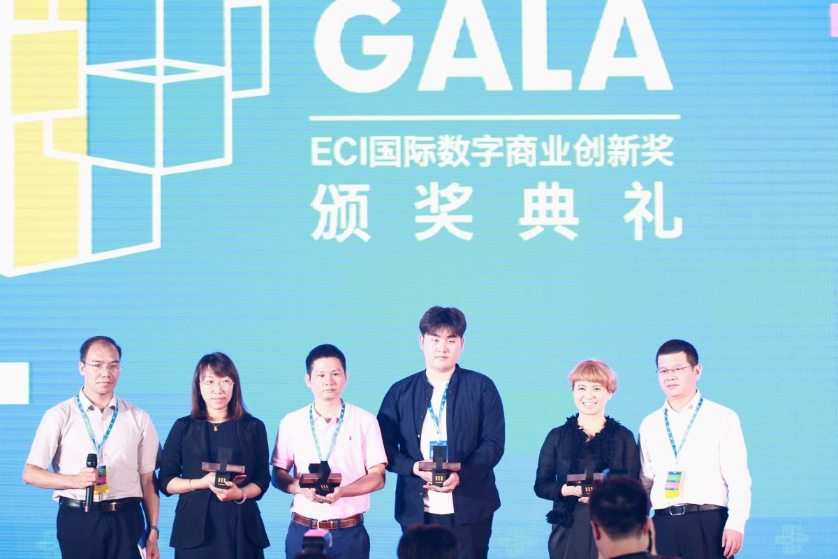 設計家Searchome社長林孟葦(右2)在典禮當天接受主辦單位頒獎。 設計家Searchome社長林孟葦(右2)在典禮當天接受主辦單位頒獎。