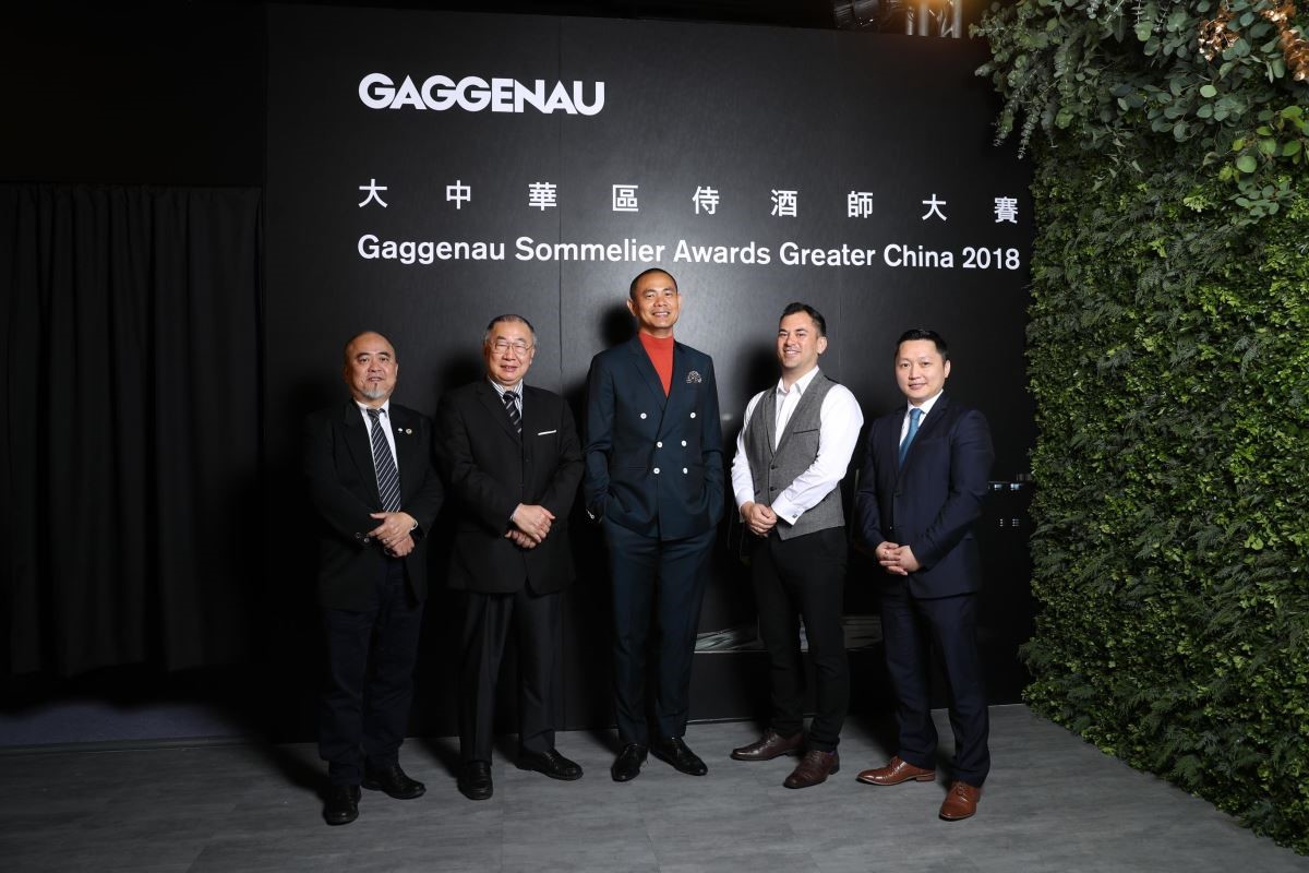 Gaggenau 2018大中華區侍酒師大賽評審團,(左起)台灣侍酒師協會創會會長洪昌維、亞洲葡萄酒學會總裁Tommy LAM、Gaggenau活動大使江振誠、Gaggenau台灣分公司執行長傅睿博士、香格里拉酒店餐飲部總監Jesse Liang。 Gaggenau 2018大中華區侍酒師大賽評審團,(左起)台灣侍酒師協會創會會長洪昌維、亞洲葡萄酒學會總裁Tommy LAM、Gaggenau活動大使江振誠、Gaggenau台灣分公司執行長傅睿博士、香格里拉酒店餐飲部總監Jesse Liang。