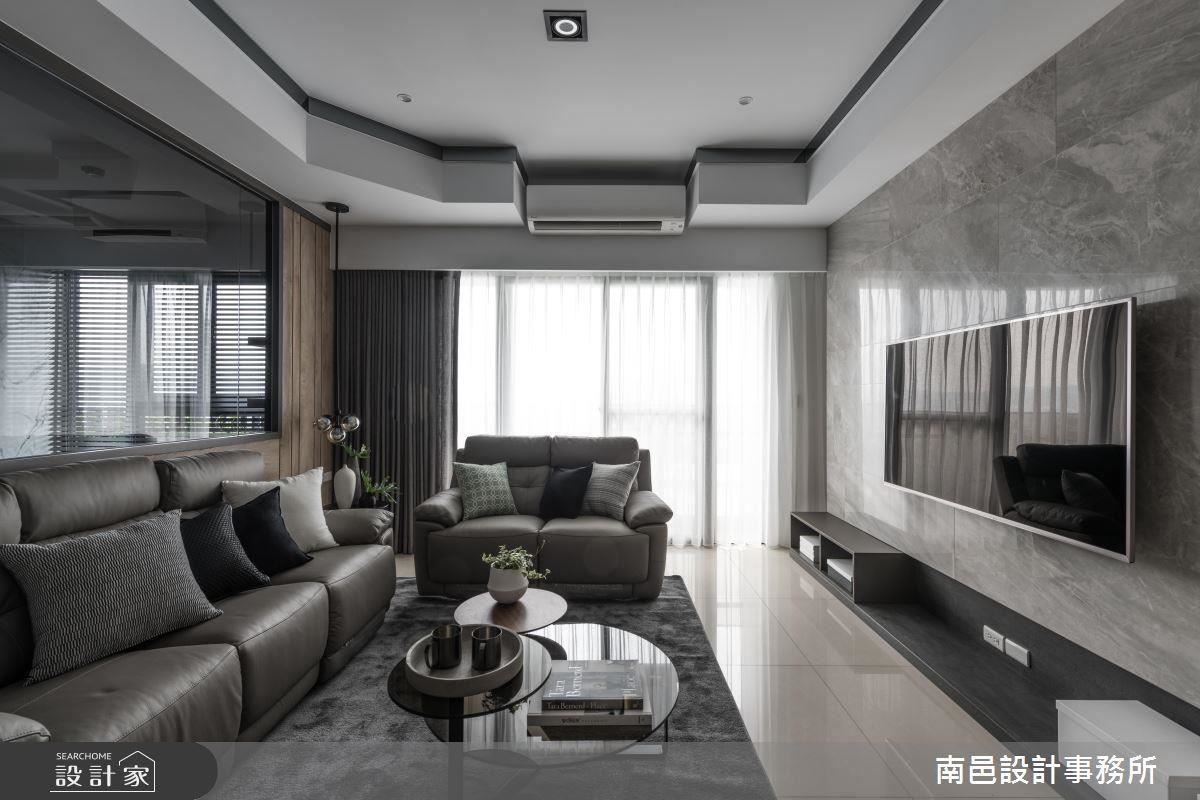 客廳電視牆在灰調木皮的鋪陳下,舒緩空間視覺感受,並設置收納櫃體滿足電視機盒置放需求。 客廳電視牆在灰調木皮的鋪陳下,舒緩空間視覺感受,並設置收納櫃體滿足電視機盒置放需求。