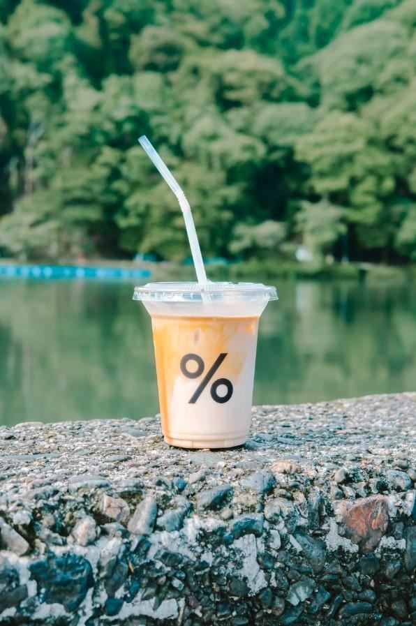 店面沒有什麼座位,不如就把咖啡拿到藍天下、溪水旁享用吧!(KK提供) 店面沒有什麼座位,不如就把咖啡拿到藍天下、溪水旁享用吧!(KK提供)