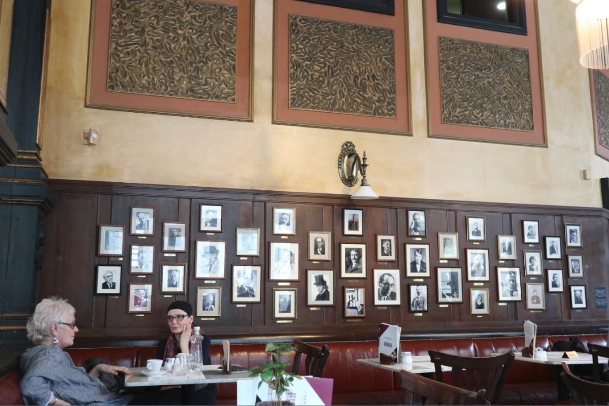 當時光顧過中央咖啡館的詩人、藝術家、思想家及名作家(壘摳提供) 當時光顧過中央咖啡館的詩人、藝術家、思想家及名作家(壘摳提供)