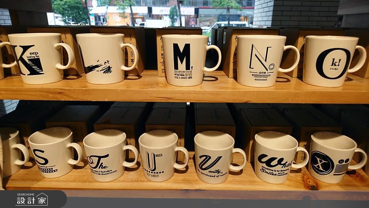 字母馬克杯,價格 NT. 300。 字母馬克杯,價格 NT. 300。
