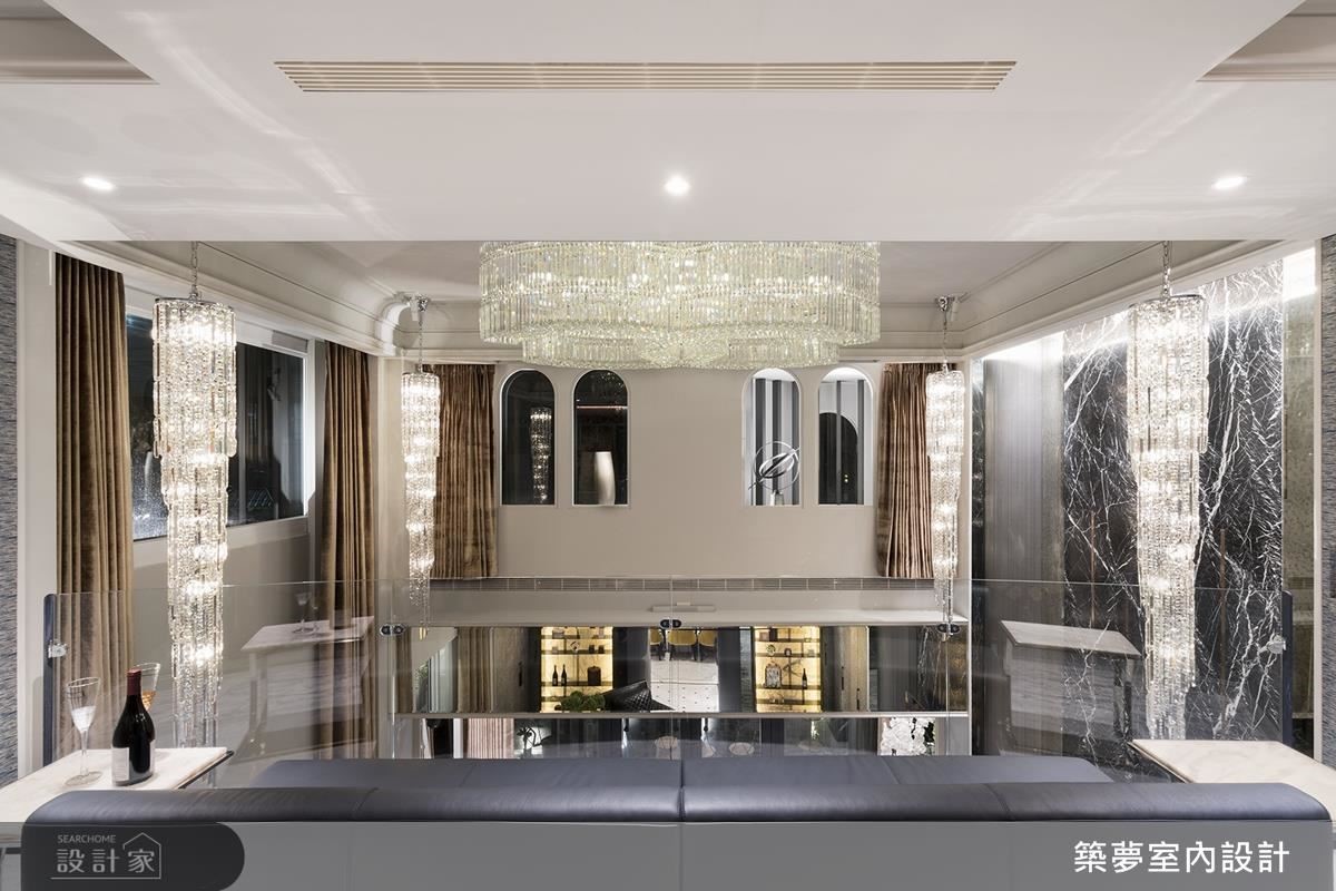 二樓視聽室運用拱型窗面陳設藝術品,使居家宛如歐洲博物館;並於天花中心、四角垂吊水晶燈飾,完美體現空間高度與美感。 二樓視聽室運用拱型窗面陳設藝術品,使居家宛如歐洲博物館;並於天花中心、四角垂吊水晶燈飾,完美體現空間高度與美感。