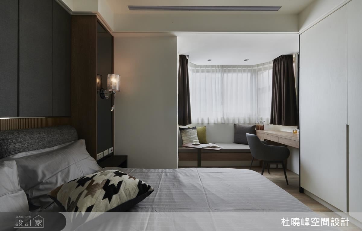主臥貼心於窗面規劃臥榻,使屋主擁有專屬閱讀角落。 主臥貼心於窗面規劃臥榻,使屋主擁有專屬閱讀角落。