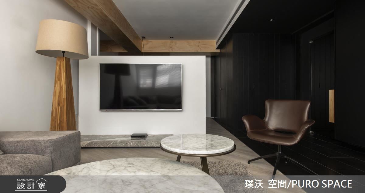 一道墨色風景,從玄關延伸如廊道,再對比廳區主牆,形成經典的黑白配。 一道墨色風景,從玄關延伸如廊道,再對比廳區主牆,形成經典的黑白配。