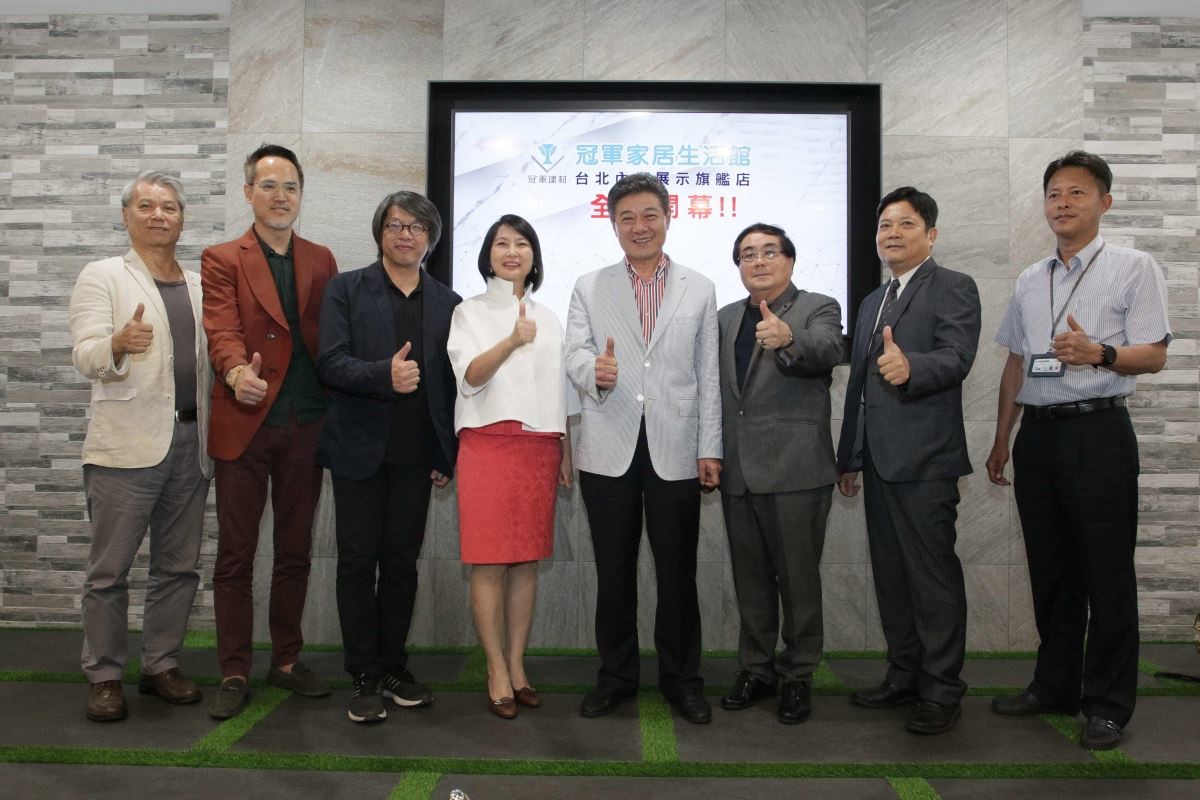 冠軍建材集團董事長林榮德(右四)和與會貴賓中國科技大學主任王明川(左一起)、台灣室內設計專技協會副理事長劉榮祿、中華民國室內設計協會理事長龔書章、台北市裝修商業公會理事長孫因、新北市室內設計裝修公會理事長鄭進生(右二起)、中華民國室內設計裝修公會理事長陳俊明(右三)、廣多利 江鑫貴總經理 共同出席家居生活館內湖旗艦店開幕儀式。 冠軍建材集團董事長林榮德(右四)和與會貴賓中國科技大學主任王明川(左一起)、台灣室內設計專技協會副理事長劉榮祿、中華民國室內設計協會理事長龔書章、台北市裝修商業公會理事長孫因、新北市室內設計裝修公會理事長鄭進生(右二起)、中華民國室內設計裝修公會理事長陳俊明(右三)、廣多利 江鑫貴總經理 共同出席家居生活館內湖旗艦店開幕儀式。