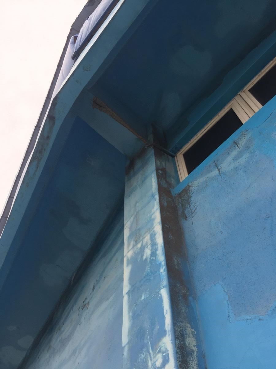 建築外觀的斑駁、脫落是城市裡的一大安全隱患。 建築外觀的斑駁、脫落是城市裡的一大安全隱患。