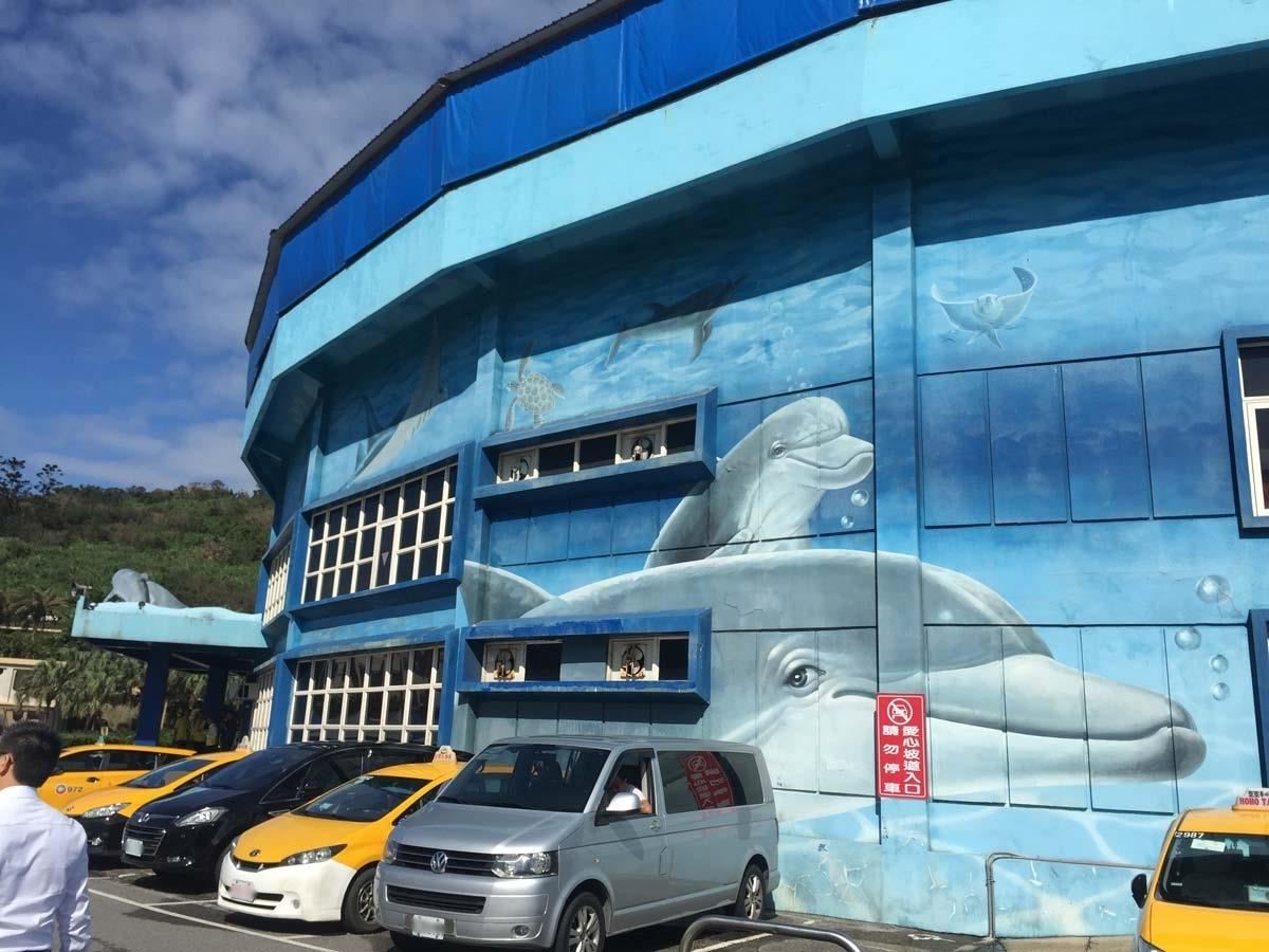野柳海洋世界主館外牆係以塗料彩繪為主,多年來反覆疊上的塗料層已經像千層派一般厚重。 野柳海洋世界主館外牆係以塗料彩繪為主,多年來反覆疊上的塗料層已經像千層派一般厚重。