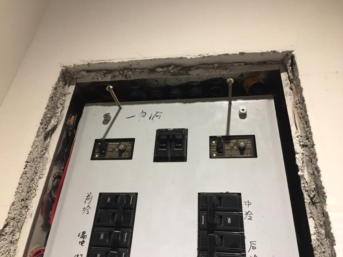 棧板的固定方式是,拆除掉原先的電箱蓋,保留固定螺絲,再於棧板後加裝有凹槽的鐵片來勾住螺絲頭。 棧板的固定方式是,拆除掉原先的電箱蓋,保留固定螺絲,再於棧板後加裝有凹槽的鐵片來勾住螺絲頭。