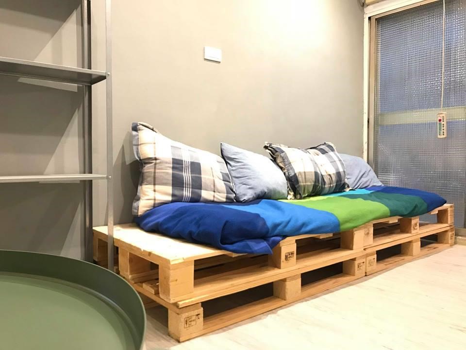 棧板椅座完成後,選用跳色靠枕、椅墊點綴簡約空間。圖片提供_鄭鈞 棧板椅座完成後,選用跳色靠枕、椅墊點綴簡約空間。圖片提供_鄭鈞