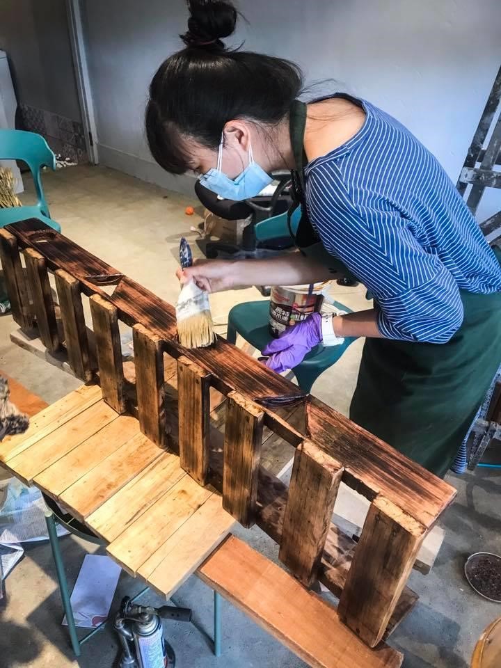 圖片提供_Ki Bo Ko。姊妹認為原本棧板顏色過淺,因此將棧板火烤加深色澤及紋理,並刷上防水護木漆,以便日後清潔。>> 看「南園食堂」改造完整報導。 圖片提供_Ki Bo Ko。姊妹認為原本棧板顏色過淺,因此將棧板火烤加深色澤及紋理,並刷上防水護木漆,以便日後清潔。>> 看「南園食堂」改造完整報導。