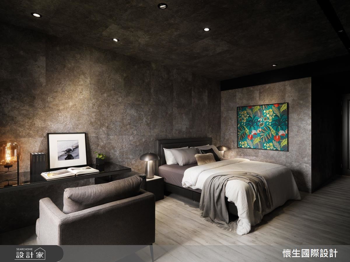 個性十足的兒子房與客廳的義大利特殊漆相互呼應,大膽在牆面與天花板全數使用相同建材,創造酷勁感受。 個性十足的兒子房與客廳的義大利特殊漆相互呼應,大膽在牆面與天花板全數使用相同建材,創造酷勁感受。