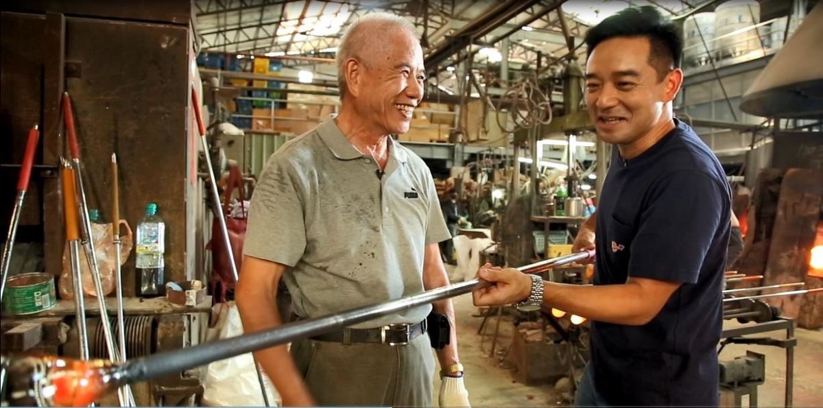 設計家當家主持人岑永康挑戰製作玻璃的 1500 度高溫。 設計家當家主持人岑永康挑戰製作玻璃的 1500 度高溫。